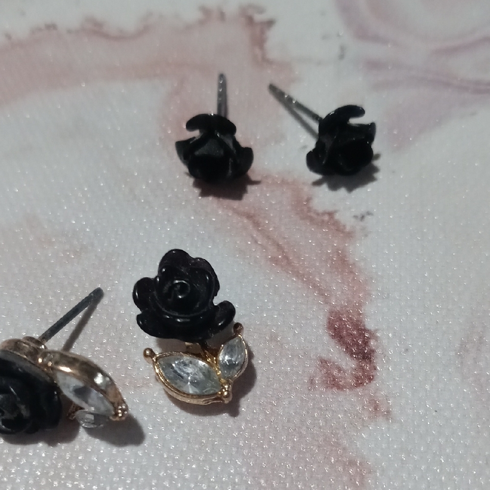 Elegant Black Rose Stud Earrings with Gold Accents - Picture 4 of 5